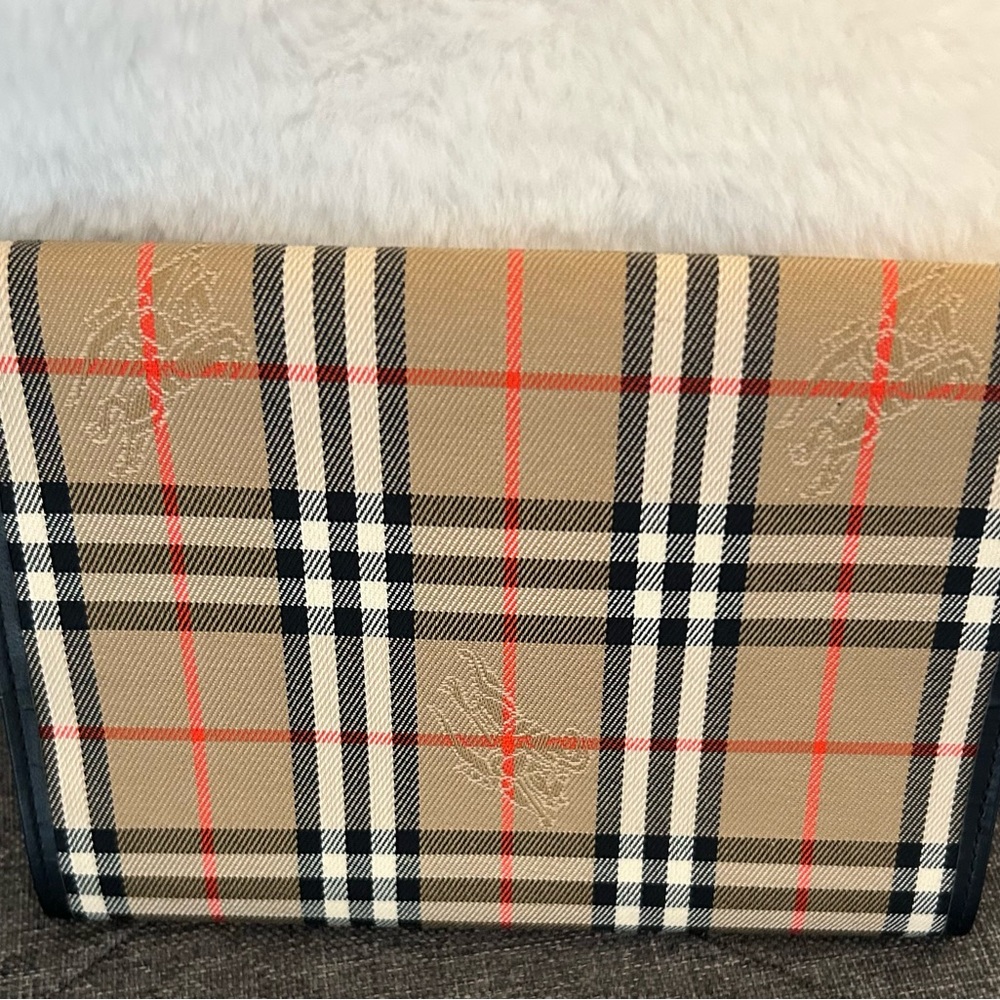 Burberry traditional Beige and blk plaid exterior. Quite Luxury.Passport holder, - Picture 9 of 12